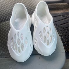 Size 26/27 (Usa: 9.5-10 Toddler Size 2-4 Years) Unisex Garden Clogs: The Unique Breathable Upper Design Can Effectively Accelerate Air Circulation And Keep Your Feet Always Dry Arch Support: Deep Heel Cup & Roomy Toe Box Molds To Your Foot Shapes For Extreme Comfort, Ergonomic Designed To Hug Your Arches, Enhances Comfort And Relieve Foot Pain Outer Material: Rubber Inner Material: Unlined Sole: Ethylene Vinyl Acetate Closure: Pull On Heel Type: Flat Material Composition: Synthetic Shoe Width: M Non-slip White Flat Jelly Sandals, White Non-slip Flat Jelly Sandals, White Slip-on Jelly Sandals For Beach, White Closed Toe Jelly Sandals For Summer, Casual White Closed Toe Jelly Sandals, Comfortable White Jelly Sandals For Summer, Summer Non-slip Plastic Clogs, Summer Plastic Non-slip Clogs, Summer Closed Toe Plastic Clogs