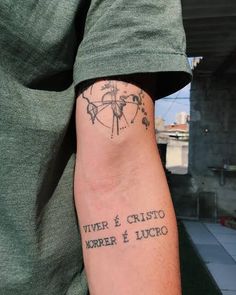 a man with a tattoo on his arm that says vier e cristoo morrer e lucro