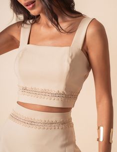 Cropped Alfaiataria Maro Bege | Sostiqs Modern Packaging, Long Pixie Cuts, Long Pixie, Twin Set, Pixie Cut, Halter Top, Best Sellers, Crop Top, Crop Tops