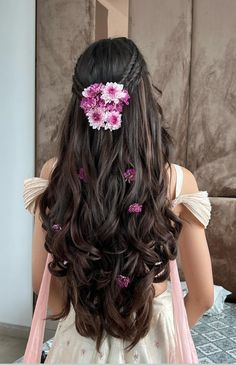 Mandap Hairstyle, Simple Hairstyles For Engagement Indian, Haïr Style For Bridesmaid, Hairstyles With Rose, Open Hairstyles For Bride, Open Hair Styling, Floral Hairstyles, Floral Hairstyle, Down Hairstyles For Long Hair