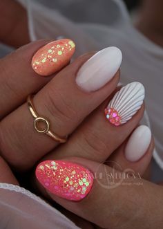 Tropical Nails Dip Powder, Seashell Nail Design, Bahama Nails Beach, Multicolor Summer Nails, Holiday Nails Summer 2023 Short, Mermaid Nails Design Simple, Glittery Summer Nails, Nail Art Printemps 2023, Tropical Gel Nails