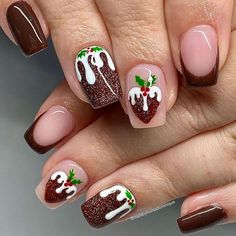 These nails feature rich brown tips and festive pudding accents with holly details, capturing a cozy holiday spirit. The glittery pudding nails stand out against the solid brown, adding a unique and playful touch. This design is perfect for holiday gatherings and a trendy winter art choice. Square Gingerbread Nails, Christmas 2025 Nails, Sort Christmas Nails, Nice Christmas Nails, Winter Manicure Short Nails, Hot Coco Nails, Hot Cocoa Nails Design, Trendy Christmas Nails 2025, Hot Chocolate Nail Art