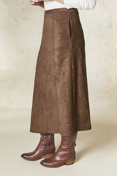 Suede Skirt Outfit Fall, Suede Skirts, Suede Skirt Outfit, Fall Fashion Trends Casual, Petite Style Outfits, Skirt Outfit Fall, Brown Suede Skirt, Suede Outfit, True Spring