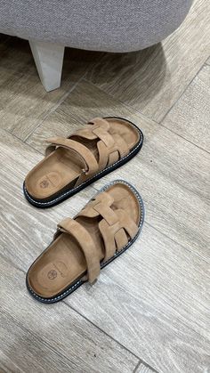 Leather Slippers For Men, Women Slippers Fashion, Mens Fashion Casual Shoes, Crocs Fashion, Men Slides, Cute Shoes Heels, Shoes Outfit Fashion, Slippers For Men, Mens Leather Sandals