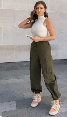 Olive Green Cargo Pants Outfit, Hiking Pants Women Outfit, Cool Cargo Pants, Pants Women Outfit, Cargo Pants Women Outfit, Green Cargo Pants Outfit, Oversized Cargo Pants, Pant Outfits For Women, Green Pants Outfit