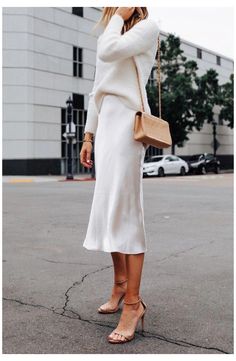 Winter White Outfit, Casual Holiday Party, Mode Shoes, Holiday Party Fashion, Elegant Sweater, Fashion Jackson, Fashion Weeks, Skirt Outfit