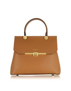 Atlanta Top Handle Satchel Bag With Shoulder Strap crafted in genuine Italian calf leather, is a genuine classic with a modern edge that lends a feminine touch and a sophisticated element to your chic style. Featuring flap top twist lock closure, single top handle with bold screw stud detail, two compartments, center zip divider pocket, detachable shoulder strap, bottom feet and gold tone hardware. Handmade in Italy. 100% Calf Leather Chic Crossbody Bag, Bag Women Fashion, Stylish Handbags, Genuine Leather Purse, Bag Trends, Pearl Jewellery Earrings, Satchel Bag, Perfect Bag, Chanel Shoes