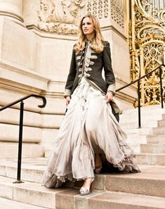 Flowy skirt + military jacket so you could match Petey. JK Mode Steampunk, Military Chic, Army Clothes, What To Wear Today, Recycled Fashion, Olivia Palermo, Moda Vintage