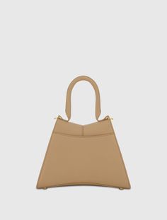 Élégant et stylé, notre petit sac à main angulaire en cuir ajoute une touche de glamour à n'importe quel look. Fabriqué en cuir de haute qualité, son design angulaire ajoute une touche moderne au sac à main classique. Qu'il s'agisse d'une journée entre amis ou d'une soirée en ville, ce sac a la taille parfaite pour transporter tous vos essentiels.




 Mac Duggal

 Construction en cuir

 Quincaillerie plaquée or 24 carats

 Poche intérieure et poche extérieure

 Poignée supérieure chic avec ban Structured Calf Leather Evening Shoulder Bag, Evening Calf Leather Structured Shoulder Bag, Evening Structured Calf Leather Shoulder Bag, Structured Evening Bag In Calf Leather, Structured Soft Leather Evening Bag, Structured Calf Leather Evening Bag, Modern Structured Calf Leather Shoulder Bag, Modern Structured Calf Leather Bags, Evening Structured Soft Leather Bag