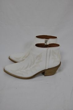 White booties with western detailing and a 2.5" heel. These run big so size half size down. Short Cowgirl Boots, Western Shoes, White Booties, Western Ankle Boots, Country Boots, Western Booties, Cute Boots, Walk This Way, White Boots