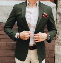 Green Suit Jacket, Olive Green Suit, Blazer Verde, Blazer Outfits Men, Outfit Blazer, Mens Fashion Blog, Blazer Outfit, Tan Pants, Green Suit