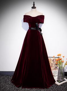 If you are looking for a personify elegant look for your wedding than slip into the lace Applique blue colored ball gown. Velvet Formal Dress, Prom Dress Burgundy, Prom Dresses Elegant, Velvet Prom Dress, Long Formal Dress, Floor Length Prom Dresses, Burgundy Prom Dress, Burgundy Velvet, Stunning Gowns