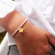 "Initial Star Charm Bracelet con cinta elástica y una inicial o nombre grabado, regalo perfecto para una niña. Encantadora pulsera con dije de estrella con materiales de alta calidad y cinta elástica ajustable que se puede usar todos los días. Realizado con una técnica artesanal y un diseño único que combinará a la perfección con tu pequeña. Diseñamos joyas especiales y tú las haces únicas. * Materiales : plata de alta calidad y cinta elástica * Color de la cinta: rosa * azul * violeta * Acabado White Charm Bracelet With Star Charm As Gift, Adjustable Star Charm Bracelet, Personalized Adjustable White Charms, Personalized White Adjustable Charms, Adjustable Charm Bracelet With Star Charm For Everyday, Personalized Star-shaped Birthday Jewelry, Adjustable Star Charm Bracelet For Friendship, Adjustable White Star Charm Bracelet, Star Charm Bracelets As Gift