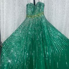 Green Prom Dress With Light Green And Silver Rhinestone And Detailing Neon Green Prom Dress, Mermaid Formal Gowns, Green Formal Dresses, Prom Dress Color, Green Prom, White Mermaid, Sherri Hill Prom Dresses, Dresses Green, Green And Silver