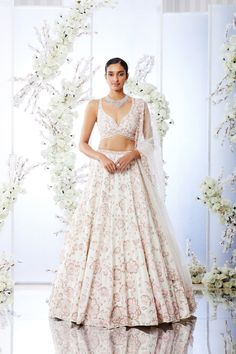 Cream Lehenga, Seema Gujral, Designer Bridal Lehenga Choli, Floral Lehenga, Indian Designer Suits, Embroidered Lehenga, Bridal Lehenga Choli, Elegant Saree