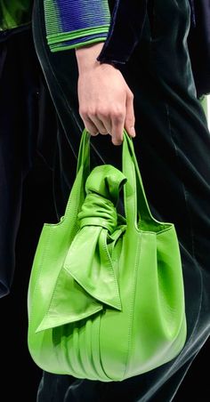 Giorgio Armani Upcoming Fashion Trends, Lv Bags, Handbag Heaven, Fashion Week Runway, Fall 2017, Green Bag, Beautiful Bags, Giorgio Armani, Bag Making