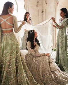 Hoorain Shaikh Bride And Bridesmaid Pictures, Bridesmaid Poses, Asian Wedding Photography, Bridesmaid Pictures, Bridesmaid Photoshoot, Wedding Portrait Poses