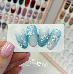 Cute Spring Gel Nails, Christmas Nail Art Designs Snowflakes, Nail Noel Christmas, Snow Flakes Nails, Ice Queen Nails, Snow Nail Designs, Snow Flake Nail Art