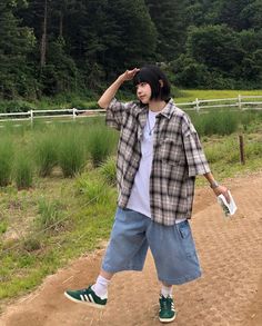 Chinese Baggy Outfits, Japanese Summer Streetwear, Japanese Outfits Casual, Outfits Jorts, Normcore Outfits, Boyfriend Outfit, Chubby Fashion, Baggy Clothes