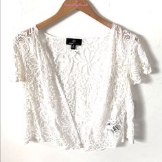 Ronnie Nicole Ivory Lace Short Sleeved Open Front Top Cardigan *Size: M Approximate Measurements: *Ptp: 19” *Length: 21 1/2” *Condition: New With Tag. Note: The Digital Images Displayed Have The Most Accurate Color Possible. However, Due To Differences In Computer Monitors, There May Be Variations In Color Between The Actual Product And Your Screen. Bn41 Barb1 Elegant White Open Front Top, White Open Front Top For Day Out, Feminine White Summer Cardigan, White Lace Cardigan For Spring, Shiny Blouse, Open Front Top, Silver Blouse, Evening Blouses, Lace Blouse Long Sleeve