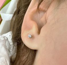 ¡Descubra la deslumbrante belleza de nuestro Aretes de diamantes de 0,05 ct pt. con cierre de rosca en oro blanco macizo de 18K! Elaborado con precisión y cuidado, nuestro arete de oro blanco sólido de 18K con diamantes presenta un peso total de diamantes de 0,05 quilates, engarzados en una montura segura de cuatro puntas. El diseño simple pero elegante lo hace perfecto para cualquier ocasión, agregando un toque de lujo a cualquier estilo. El fuerte diseño atornillado garantiza mayor seguridad y comodidad, con una parte posterior cubierta que protege el poste de pinchar el cuello de la niña. Elaborados con oro blanco hipoalergénico de 18k sin níquel, estos aretes son suaves con la piel sensible, lo que los convierte en una opción ideal para cualquier princesa. Estos aretes también son idea Hypoallergenic Diamond White Diamond Earrings, Classic Hypoallergenic Diamond Earrings For Everyday Wear, Hypoallergenic Cubic Zirconia Diamond Earrings In White Gold, Classic Hypoallergenic Diamond White Diamond Earrings, Hypoallergenic Round Cut Diamond Earrings, Classic Hypoallergenic Diamond Earrings, Hypoallergenic Diamond Earrings, Hypoallergenic Round Cut Diamond Earrings For Everyday, Classic Hypoallergenic Diamond Earrings For Gift