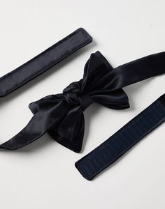 Cotton and silk satin bow tie An essential accessory for evening events, the cotton and silk satin bow tie completes tuxedos with classic flair. This accessory, which must be tied, is adjustable thanks to a convenient hook-and-loop closure behind the neck. Pre-tied Satin Bow For Black Tie Events, Satin Bow Ties For Parties, Satin Bow Ties For Party, Pre-tied Bow Tie Back For Party, Pre-tied Bow Tie For Party, Pre-tied Decorative Bow Tie For Party, Satin Ties With Decorative Bow For Party, Party Satin Ties With Decorative Bow, Satin Standard Tie Bow For Parties