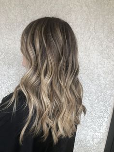 Brown To Blonde Balayage Subtle, Ashy Bayalage Brunette, Low Lights Blonde Hair Dark Roots, Beige Bayalage Hair, Medium Length Balayage Hair, Lived In Light Brown Balayage, Light Brown Blonde Balayage, Bronde Balayage Neutral, Cool Toned Lived In Brunette