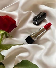 Red Beauty Aesthetic, Velvet Red Aesthetic, Makeup Cosmetics Photography, Lipstick Photos, Beauty Video Ideas, Cosmetics Photography, Luxury Makeup, Feminine Aesthetic