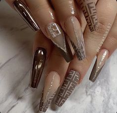 Fendi Nails, New Years Eve Nails, Designer Nails, Nails Sparkle, Gold Glitter Nails, Classic Nails, Sparkle Nails, Coffin Nails Designs