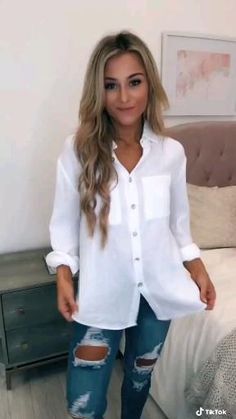 Style A Button Down Shirt, Umgestaltete Shirts, Shirt Hacks, Diy Fashion Hacks, Diy Fashion Clothing, Diy Clothes Life Hacks, White Button Up, Fashion Hacks Clothes, Refashion Clothes