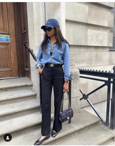 Denim Blouse Outfits, Style A Denim Shirt, Denim Shirt Outfit Women, Looks Total Jeans, Jean Shirt Outfits, Denim Shirt Outfit, Denim Shirt Style, Oversized Denim Shirt