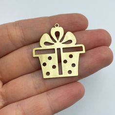 Material; Brass Size: 31x33mm Hole Size: 1.65mm Thickness: 0.8mm Plating: Raw All of our products are manufactured by us. If you want to order more products in stock, you can freely contact us. Our Products; -Nickel-free -Lead-free -High quality If you have any questions, feel free to contact us. You can read the explanations and policies for return and exchange conditions and contact us. Gold Rectangular Earrings For Gift, Silver Jewelry For New Year Gift, Handmade Jewelry As New Year Gift, Gold Jewelry Gift Wrapped For Gift Giving, Silver Laser Cut Earrings As Gift, Gold Jewelry With Gift Packaging, Personalized Gold Earrings For Gift, Rectangular Jewelry Gift Box, Gold Box-shaped Jewelry For Valentine's Day