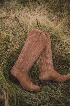 Botas Macie Bean Mind Your Own Biscuits para mujer


 PIEL VAMP: Ante tabaco

 ALTURA SUPERIOR / CUERO: Ante tabaco de 15"

 PUNTERA: Almendra

 TACÓN: Chica de ciudad

 SUELA: Cuero Beige Leather Western Mid-calf Boots, Suede Top, Suede Tops, Mind You, Dog Hair, City Girl, Shoe Box, Sale Items, Biscuits