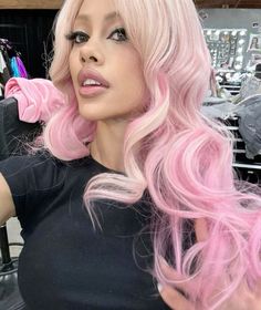 Oldies Hairstyles, Pink Hair Black Women, Pink Hair Outfit, Pink Hair Makeup, Blonde To Pink Ombre, Leona Naomi, Baby Pink Hair, Pink Blonde Hair, Hair Color Unique