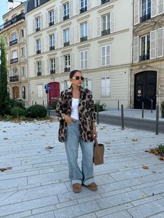 Description :   One size jacket. The model is 1m65 tall.   Composition: 95% polyester, 5% wool. Leopard Jacket Outfit, Fall And Winter Outfits, Leopard Jacket, Mom Outfit, Cold Outfits, Cool Fits, Mom Outfits, Minimalist Outfit, Blazer Coat