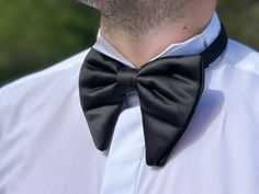 🛩️If you wish, you can purchase our Express Shipping product from our listing and receive your order within 2-4 days. Silky Satin Oversized Bow Tie - Timeless Black Elegance - Quality Craftsmanship Key Qualifications: * Silky Satin Perfection: Our butterfly bow tie boasts a lustrous appearance, thanks to the high-quality satin fabric used in its creation. It adds a touch of sophistication to any ensemble, making it ideal for formal occasions and stylish events. * Long-Lasting Quality: With our Black Wedding Ceremony, Vintage Black Wedding, Tie Box, Black Elegance, Ring Accessories, Butterfly Bow, Romantic Garden Wedding, 5 Elements, Black Bow Tie