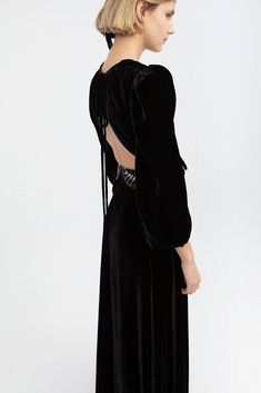 Description Black A-line, Long dress Puffed, Long Sleeves Open neckline Velvet, Beaded sequins Dry Clean Made in Spain SKU 22-63 Minimal Dresses, Gatsby Style Wedding, Dress Minimal, Trendy Bride, Black Fr, Flared Dress, Black Velvet Dress, Modern Dress, Wedding Dress Styles