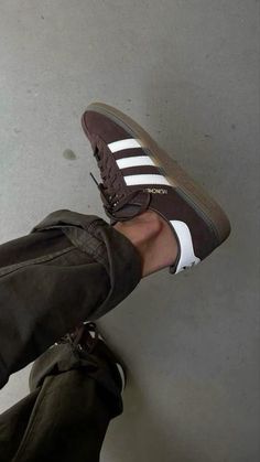 Sneakers, adidas, girls, outfits, tennis shoe, samba, gazelle Chique Outfit, Paris Mode, Aesthetic Shoes