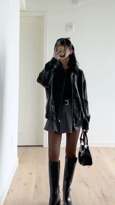 London Autumn Outfit, Winter Fall Aesthetic, Fall Aesthetic Outfit, Grammy Awards Red Carpet, Boot Fits, Skirt Outfits Fall, Makeup Mistakes, Effortlessly Chic Outfits, Trendy Outfits For Teens