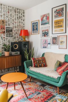 15 Retro Decor Ideas to Transform Your Space – Everyday Inspo Retro Theme Living Room, 70 Decor Interior Design, 1960 Home Decor, Vintage Decorating Ideas For The Home Retro Style Living Rooms, Retro Decor Ideas, Sala Retro, 50s Decor, Sala Vintage, 60s Decor