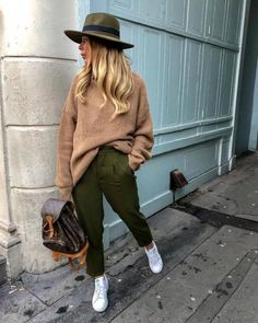 Jumper Pants Outfit, Olive Green Sweater Outfit, Joggers Outfit Fall, Green Joggers Outfit, Army Green Pants Outfit, Jogger Outfit Casual, Green Trousers Outfit