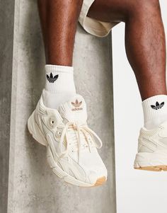 Träningsskor från adidas Gjorda för att tas ur lådan Låg design Fästen för snörning Vadderad plös och häl adidas signaturmärke Mellansula i dämpande EVA-material Tålig yttersula i gummi Greppvänlig undersida Adidas Astir Outfit, Trendy Shoes Sneakers Men, Adidas Astir, Sneakers 2024, Adidas White Sneakers, Sneaker Outfits, Adidas Branding, Trendy Shoes Sneakers, Adidas Shoes Women