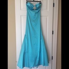 Nwot Size Xs Nicole Bakti Turquoise Floor Length Strapless Gown W/Rhinestone Floral Pendant. Formal Blue Floor-length Strapless Dress, Turquoise Floor, Blue Strapless Floor-length Dress For Formal Occasions, Blue Strapless Floor-length Party Dress, Turquoise Floor-length Formal Dress, Turquoise Formal Floor-length Dress, Nicole Bakti, Strapless Gown, Floral Pendant