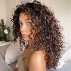 ¡Olvídate de la caída del cabello! La entrada 5 beneficios de usar cacao en el cabello chino, ¡ayuda a crecer en poco tiempo! se publicó primero en Mujer de 10: Guía real para la mujer actual. Entérate ya.. 3a Curly Hair, Long Curly Haircuts, 3b Hair, Curly Cut, Highlights Curly Hair, Layered Curly Hair, Brown Curly Hair