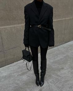 Sako Outfit, Lovisa Worge, All Black Outfit For Work Chic, Big Belt Outfit, All Black Outfit For Work, Chic Black Outfits, Black Wardrobe, Cooler Look, All Black Outfit