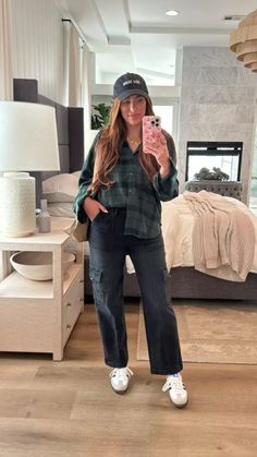 This trendy mom outfit for fall is perfect for running around after your kids or going out to lunch with the girls!  I love a cargo pants outfit and a flannel shirt outit for fall so this is a winner for me! Get this casual everyday mom outfit here! Fall Outfits With Mom Jeans, Comfortable Mom Outfits, Outfits With Mom Jeans, Edgy Mom Style, Summer Mom Outfits, Cute Mom Outfits, Mom Style Inspiration, Cool Mom Style, Mom Outfits Fall