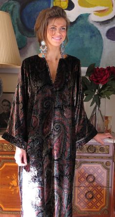 Luxurious soft silk velvet kaftan with a rich paisley printed design in rose, bottle and beige on a black ground which catches the light beautifully. Velvet Kaftan, Velvet Sleepwear, Paisley Print Design, Mode Kimono, Velvet Dress Designs, Velvet Scarf, Velvet Fashion, Velvet Tops, Silk Velvet