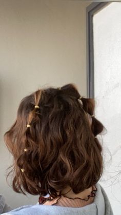 short hairstyle inspo Above Shoulder Length Hair Styles, Short Bob Prom Hairstyles, Cottage Core Short Hair, Academia Hairstyle Short, Artsy Hairstyles Short, Maeve Rojas Outfits, Chest Length Hairstyles, Shoulder Length Space Buns, Short Curly Hairstyles Aesthetic