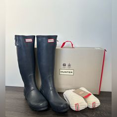 "Perfect For Wet Weather Conditions This Women's Rain Iconic Hunter Original Tall Boot. Formed Of Natural Rubber, Each Boot Is Handcrafted And Assembled Over Three Days Before Being Vulcanized For Superior Protection. Featuring The Hunter Original Tread Pattern, And A Comfortable Polyester Lining, This Navy Waterproof Boot Is A Rainy-Day Necessity." Together With Hunter Unisex Recycled Half Cardigan Long Polyfleece Socks Makes It A Perfect Bundle. Unisex Men Size 8 Women’s Size 9 Half Cardigan, Hunter Shoes, Tall Boot, Women Hunters, Size 8 Women, The Hunter, Cardigan Long, Wet Weather, Waterproof Boots