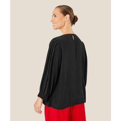 If you are looking for a feminine look, the elegant Brisa Blouse is just the thing. The top has a beautiful A-shaped cut that creates a flattering silhouette. The top also features several feminine details such as a round neck, button fastening at the back of the neck and elastic cuffs at the end of the sleeves to create a baggy effect. With its soft viscose, it is not only beautiful and elegant, but also extremely comfortable. Feminine Evening Top With Blouson Sleeves, Chic Viscose Blouse, Puff Sleeve Padded Blouse For Evening, Chic Viscose Tops For Workwear, Versatile Viscose Blouse For Evening, Versatile Viscose Tops For Evening, Chic Tops With Gathered Sleeves For Workwear, Evening V-neck Top With Blouson Sleeves, Chic Workwear Tops With Gathered Sleeves